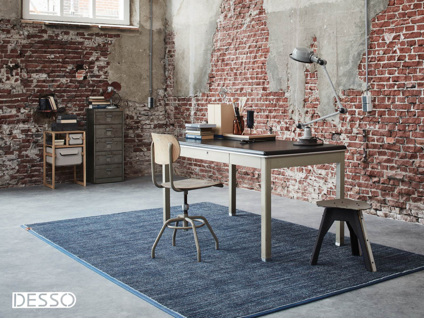 Laagpolig vloerkleed Desso Denim 242.132 Worn Denim Dark (GEFESTONNEERD) Vloerkledenwinkel