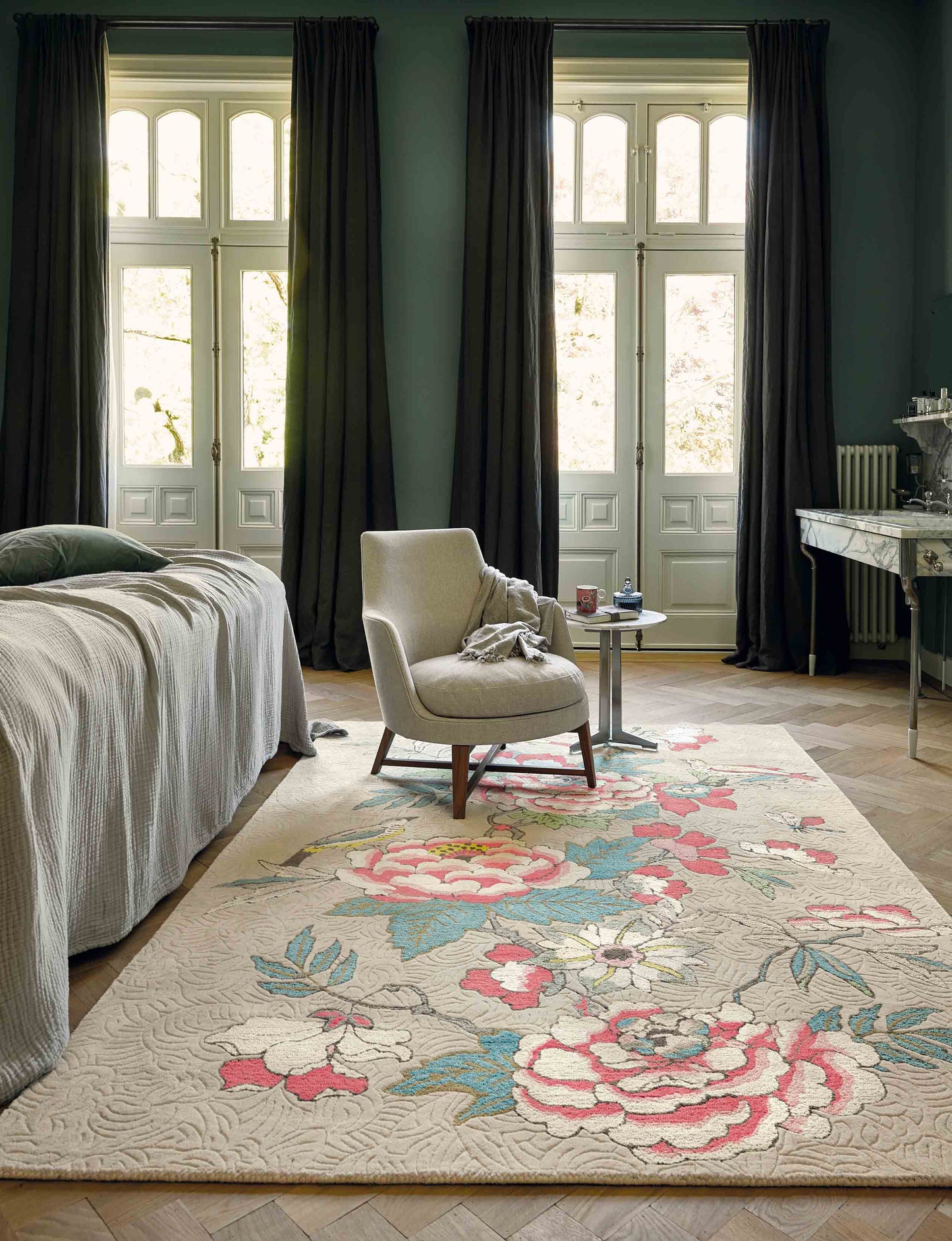 Laagpolig vloerkleed Wedgwood Paeonia Coral 37902 Vloerkledenwinkel