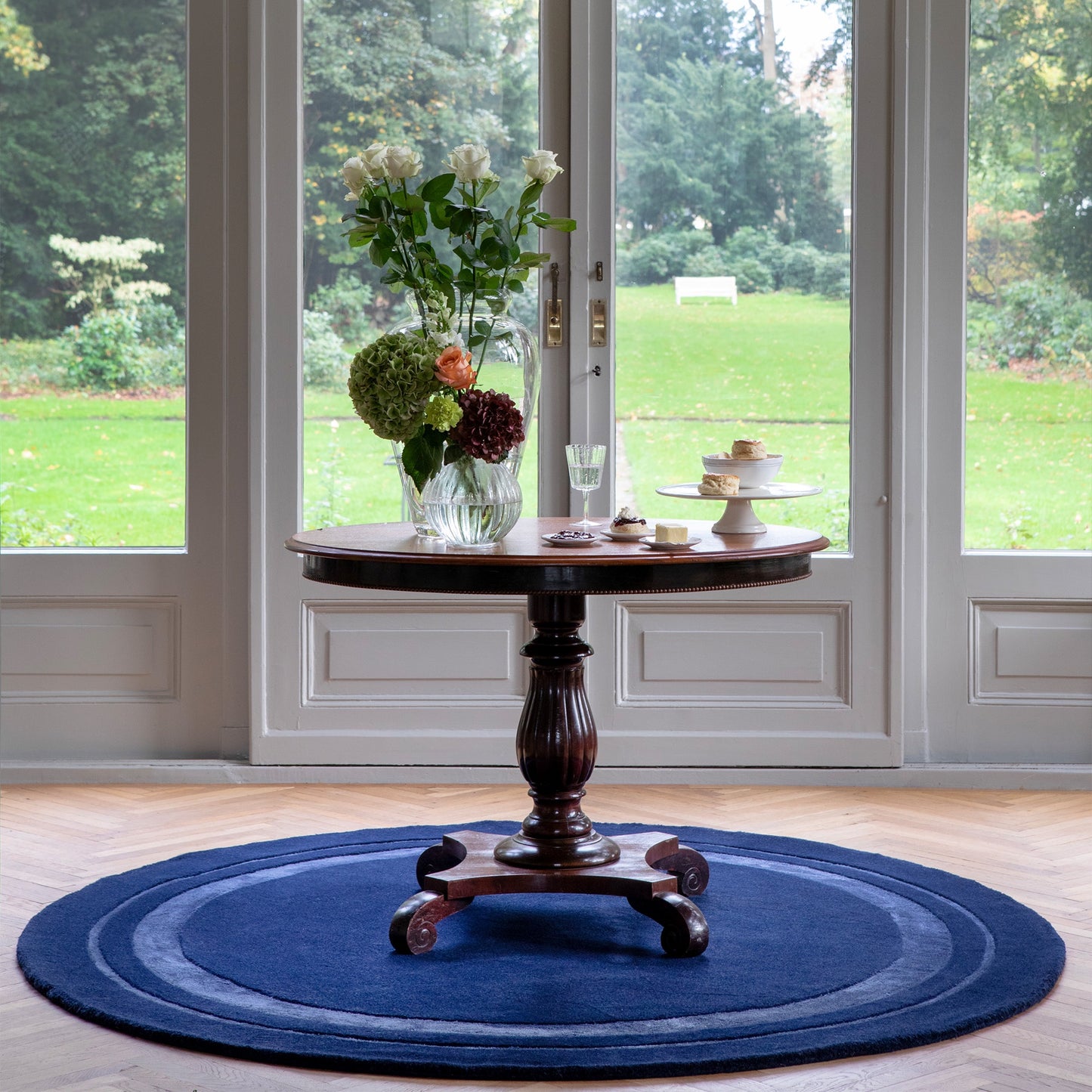 Laagpolig vloerkleed van Laura Ashley | Redbrook Midnight Rond