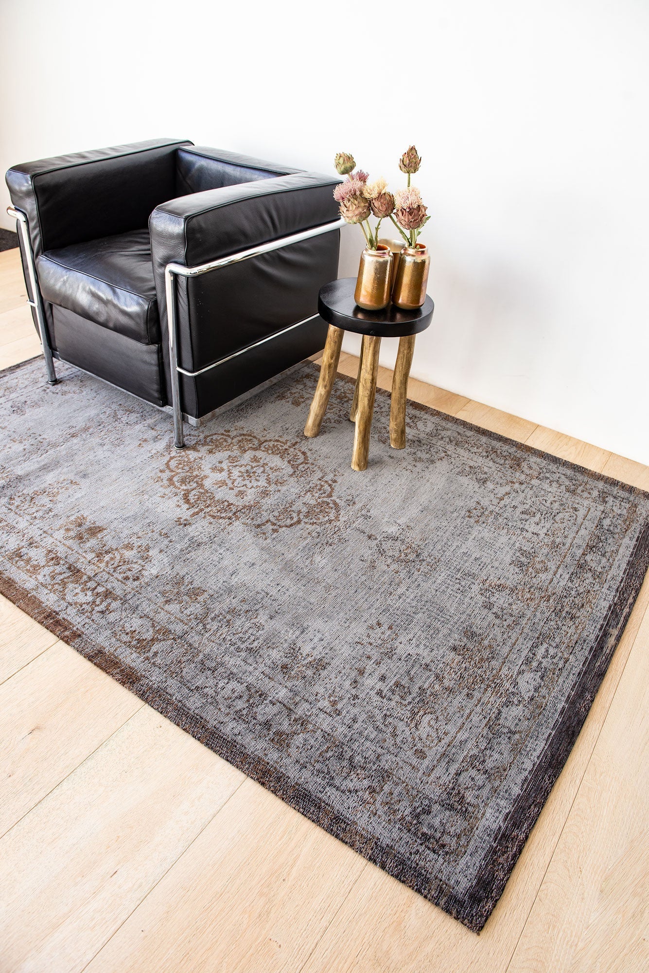 Louis de Poortere 8257 Fading World Medallion Grey Ebony Vloerkledenwinkel