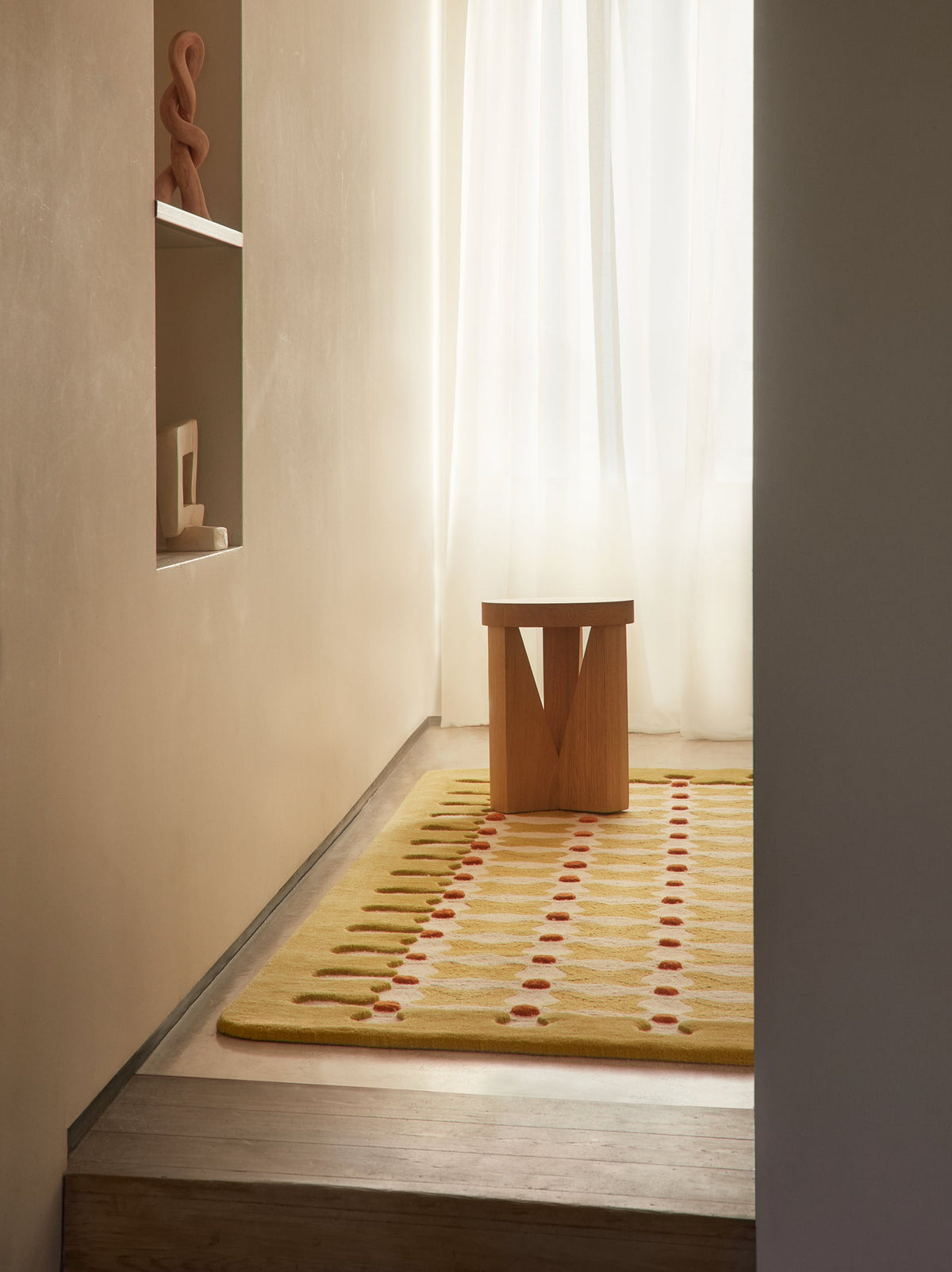 Criss Cross Mustard vloerkleed in een interieur