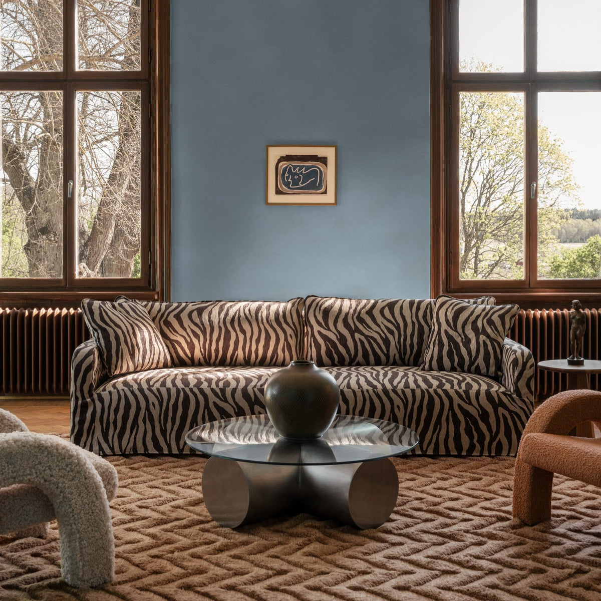 Dusty Deco Herringbone Brown onder een bank