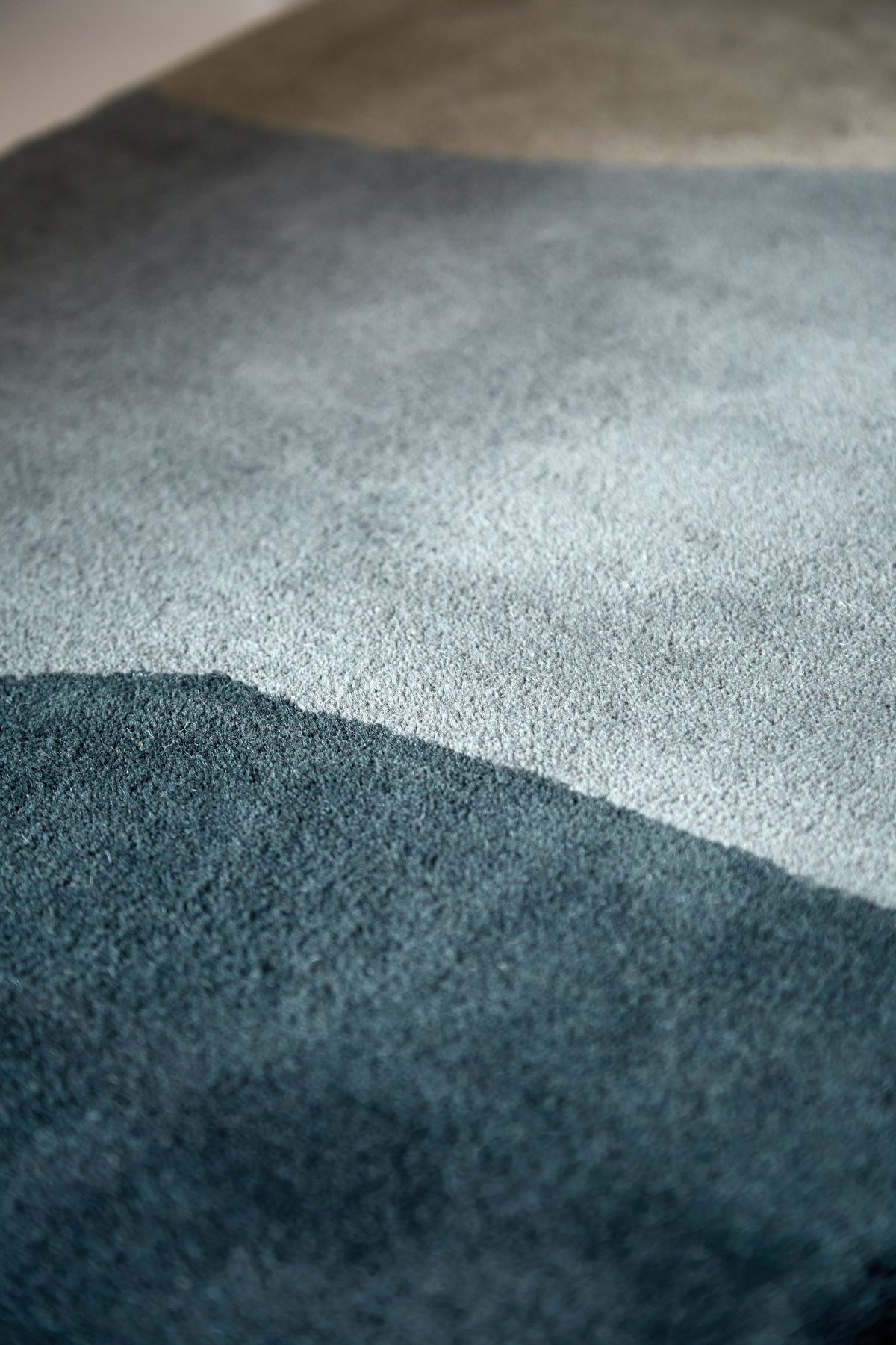 Vloerkleed Harlequin Sedimentary Midnight 141005 – sfeerfoto