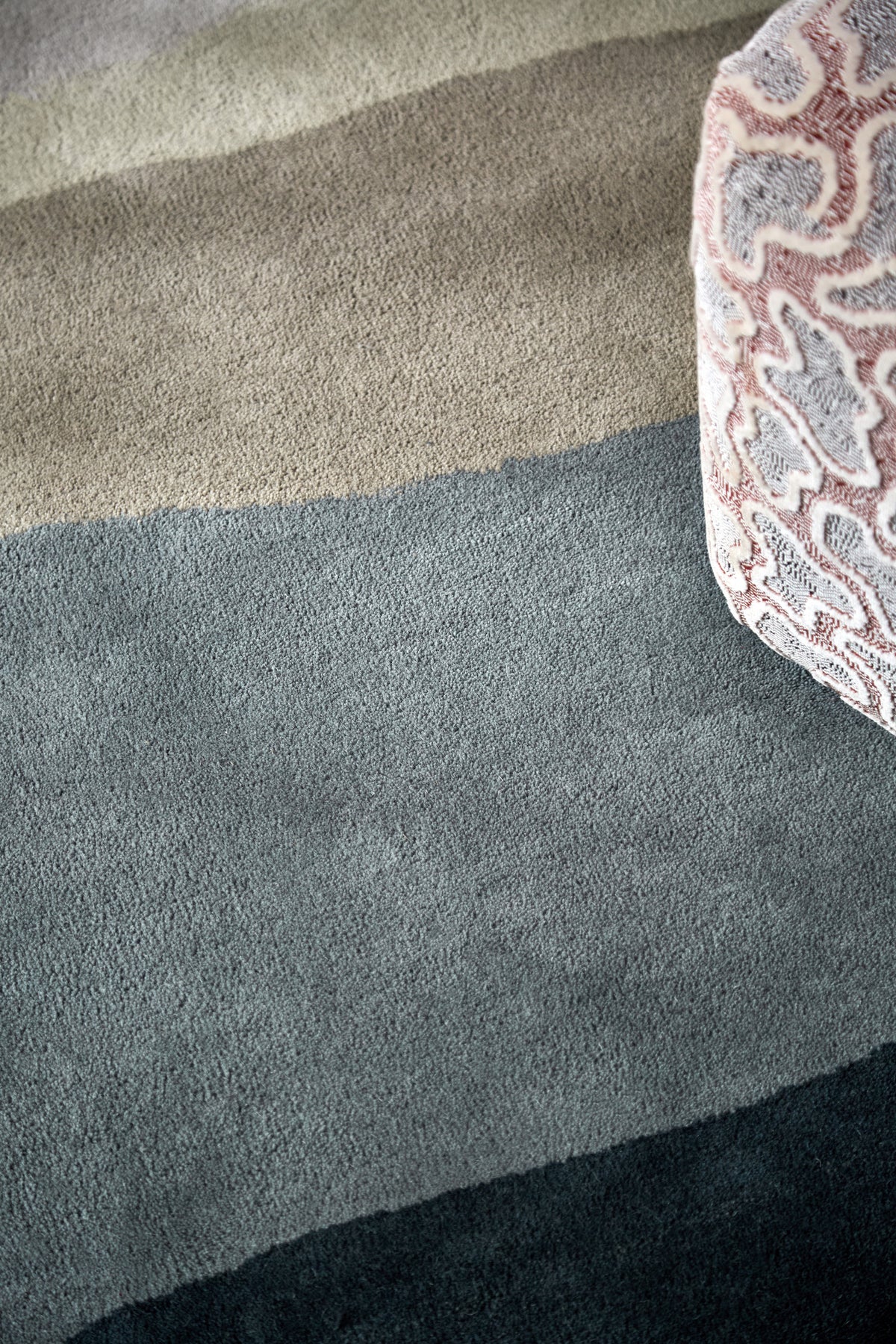 Vloerkleed Harlequin Sedimentary Midnight 141005 – sfeerfoto