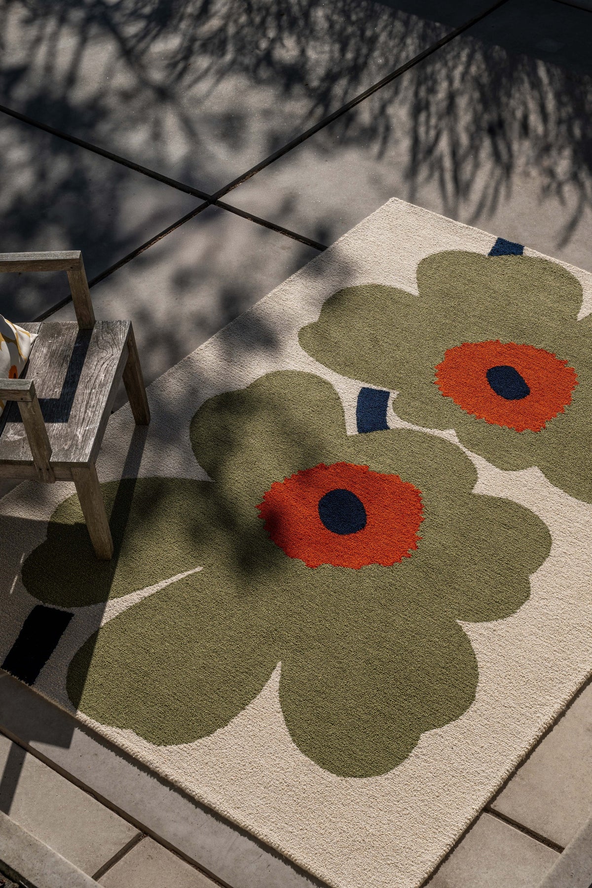 Buitenkleed Marimekko Unikko Anniversary Dusty Green 433017 – sfeerfoto