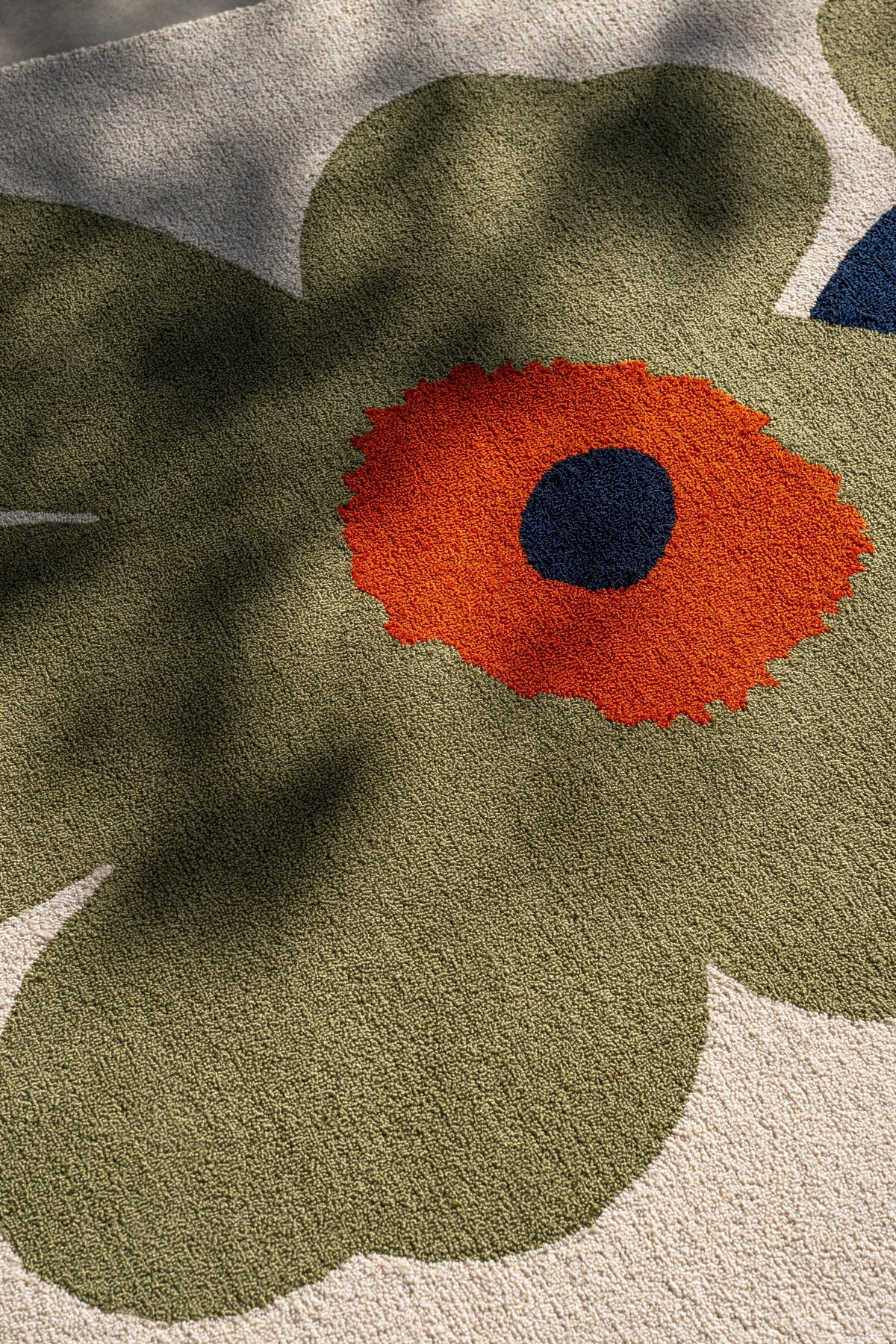 Buitenkleed Marimekko Unikko Anniversary Dusty Green 433017 – sfeerfoto