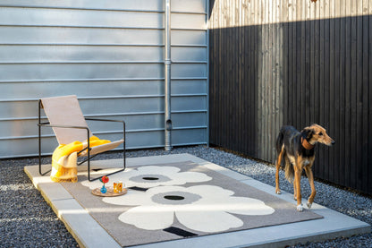 Buitenkleed Marimekko Unikko Anniversary Grey 433004 – sfeerfoto