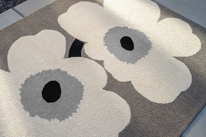 Buitenkleed Marimekko Unikko Anniversary Grey 433004 – sfeerfoto
