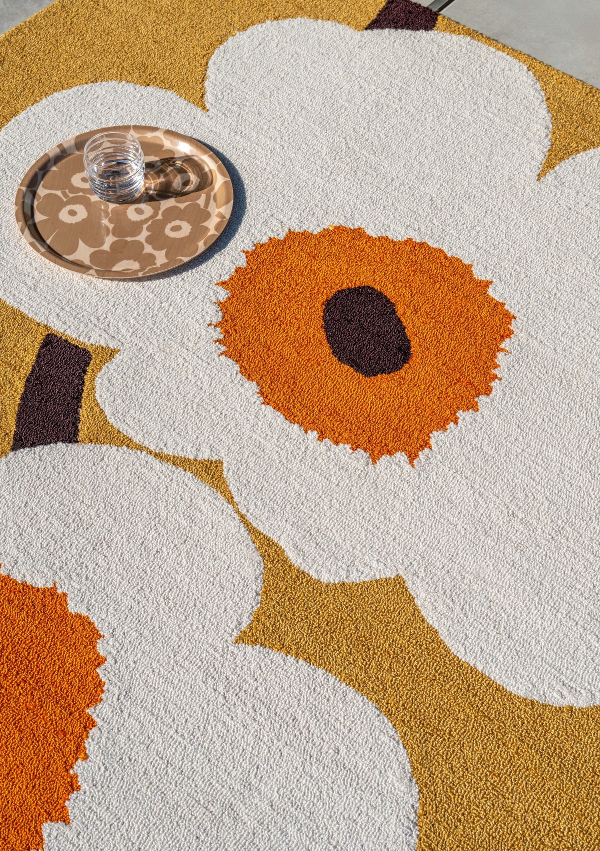 Buitenkleed Marimekko Unikko Anniversary Honey 433001 – sfeerfoto