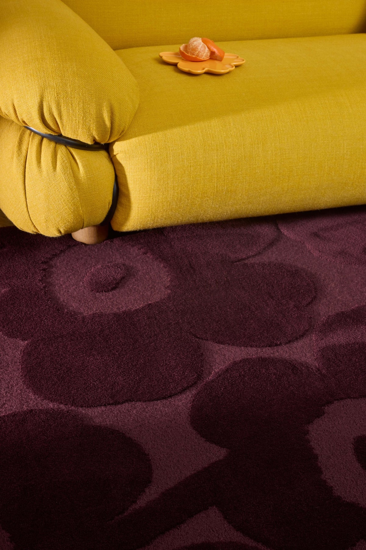 Vloerkleed Marimekko Unikko Burgundy 132200 – sfeerfoto