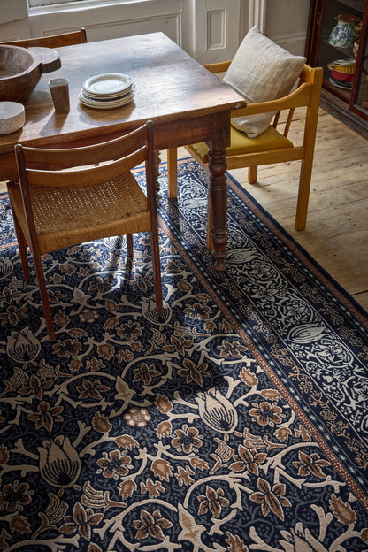 Vloerkleed Morris & Co Borage Blue 131008 – sfeerfoto