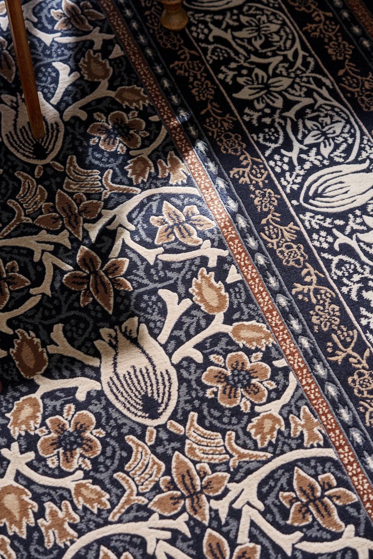 Vloerkleed Morris & Co Borage Blue 131008 – sfeerfoto