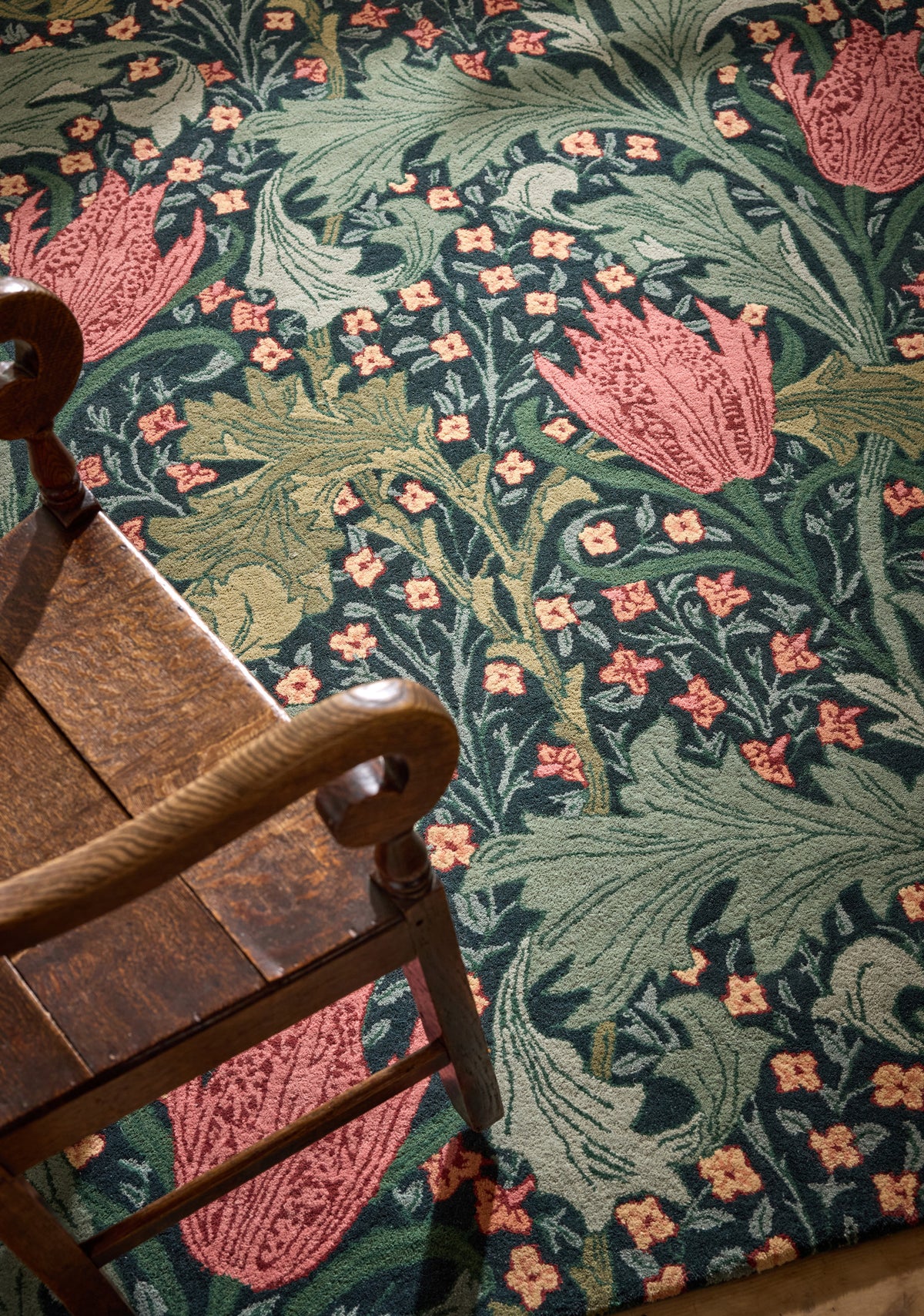Vloerkleed Morris & Co Lent Lily Indigo Madder 130908 – sfeerfoto