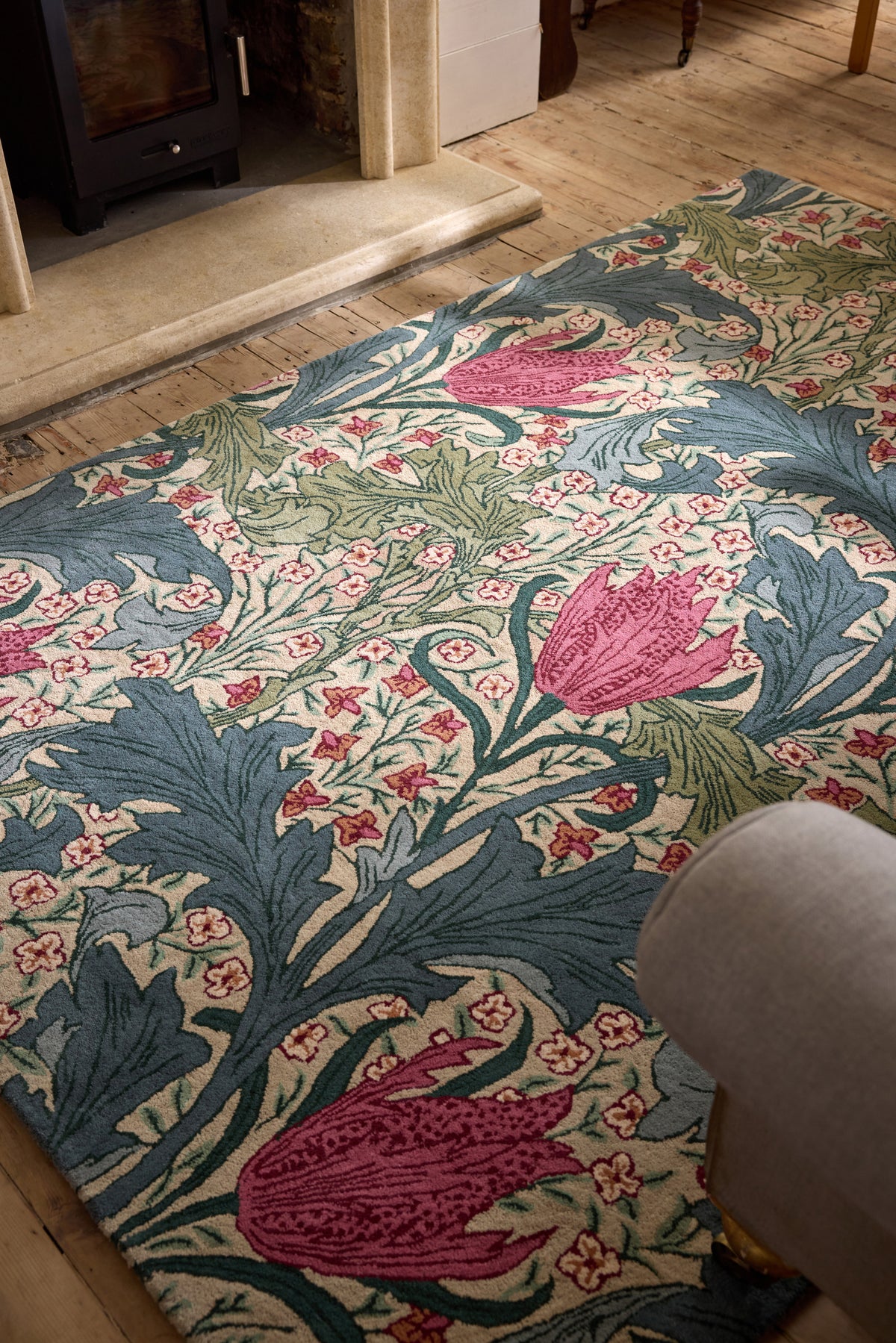 Vloerkleed Morris & Co Lent Lily Plum Bayleaf 130901 – sfeerfoto