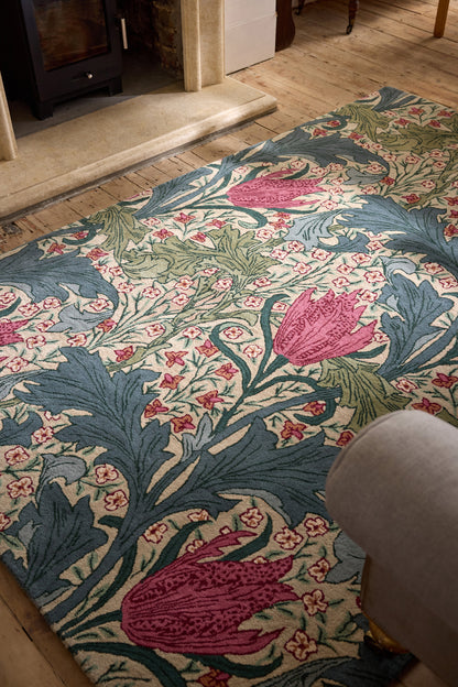Vloerkleed Morris & Co Lent Lily Plum Bayleaf 130901 – sfeerfoto