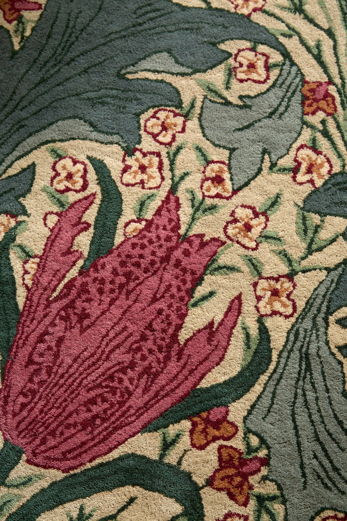 Vloerkleed Morris & Co Lent Lily Plum Bayleaf 130901 – sfeerfoto