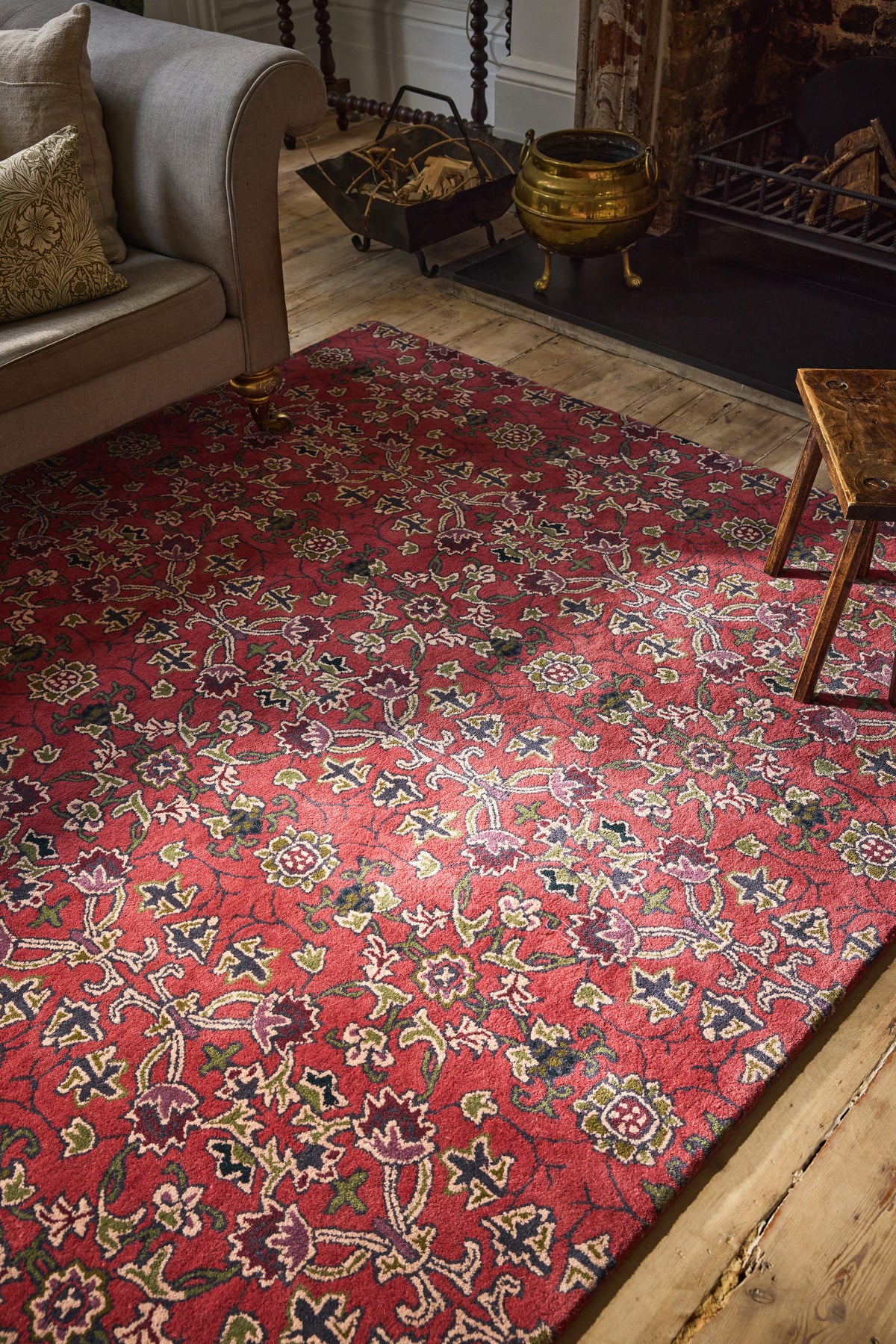 Vloerkleed Morris & Co Persian Scroll Plum 130603 – sfeerfoto