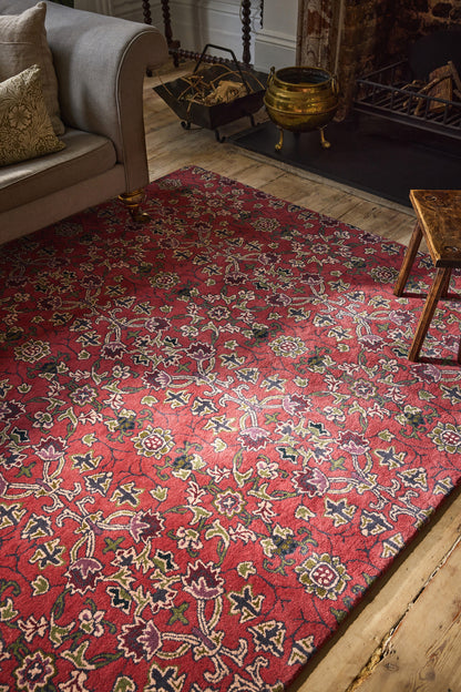 Vloerkleed Morris & Co Persian Scroll Plum 130603 – sfeerfoto