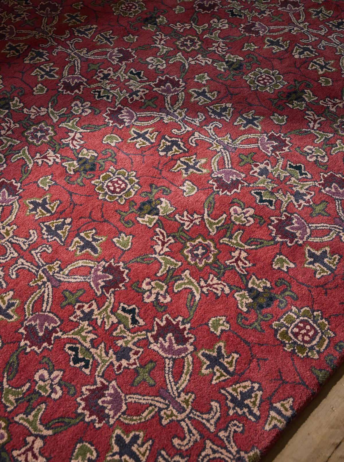 Vloerkleed Morris & Co Persian Scroll Plum 130603 – sfeerfoto