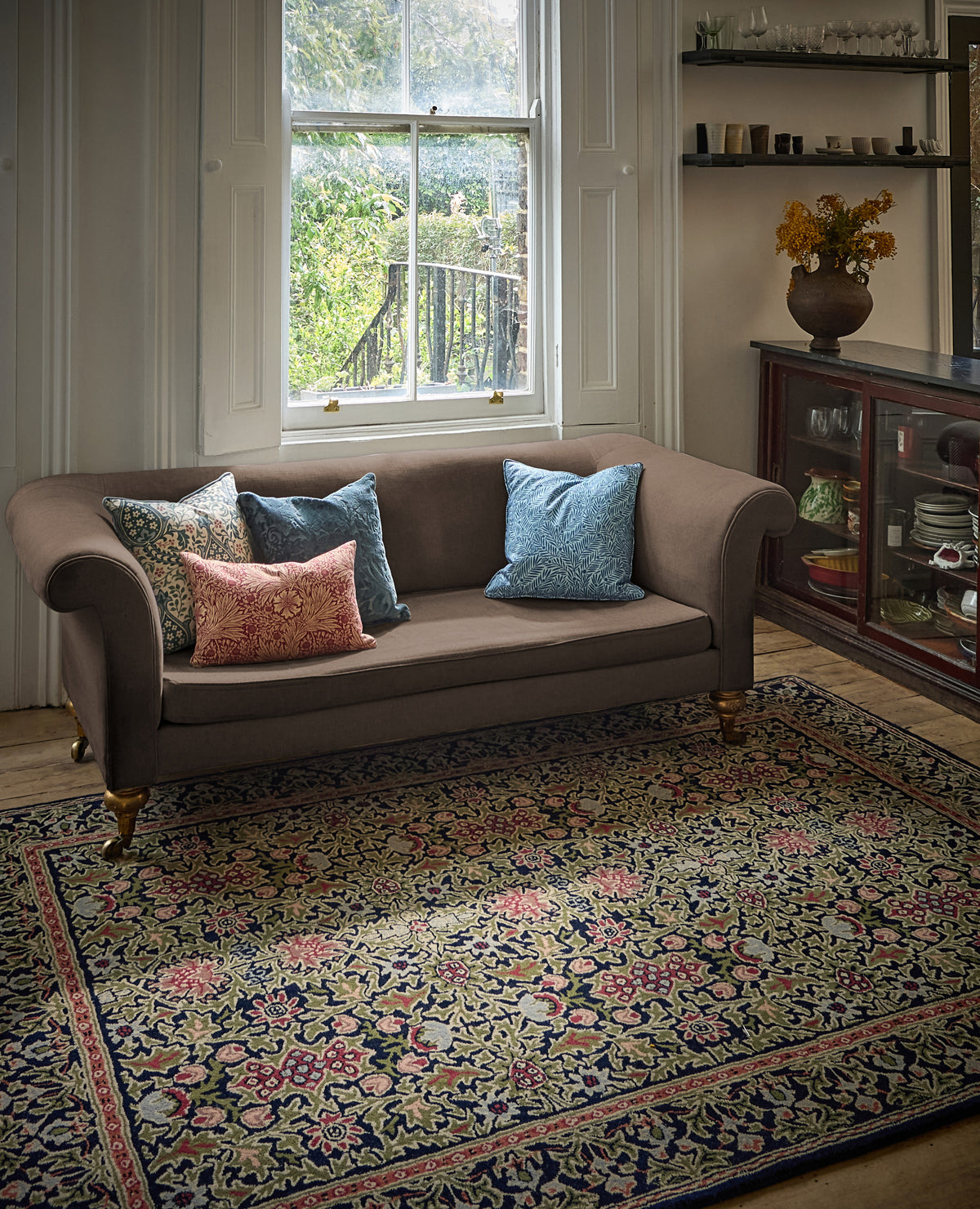 Vloerkleed Morris & Co Wilton Weave Indigo 130808 – sfeerfoto